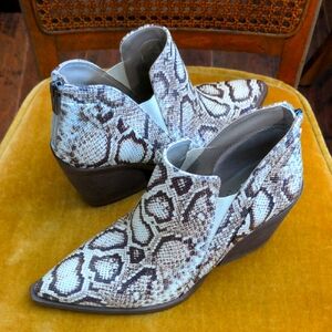 VINCE CAMUTO Gradina Block Heel Boots; Snakeskin Print; Like New; Size 9M